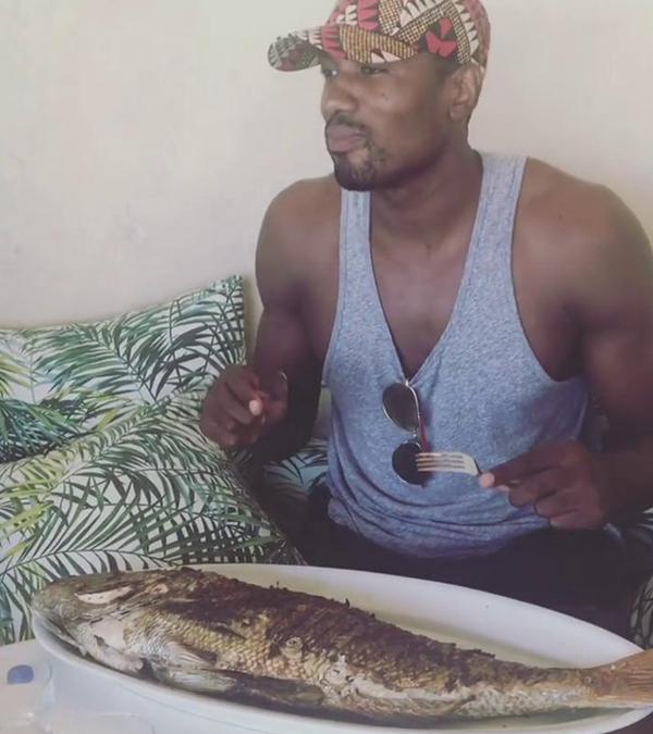 库里抱着四盒盒饭上飞机,詹姆斯一餐吃300美金_伊巴卡