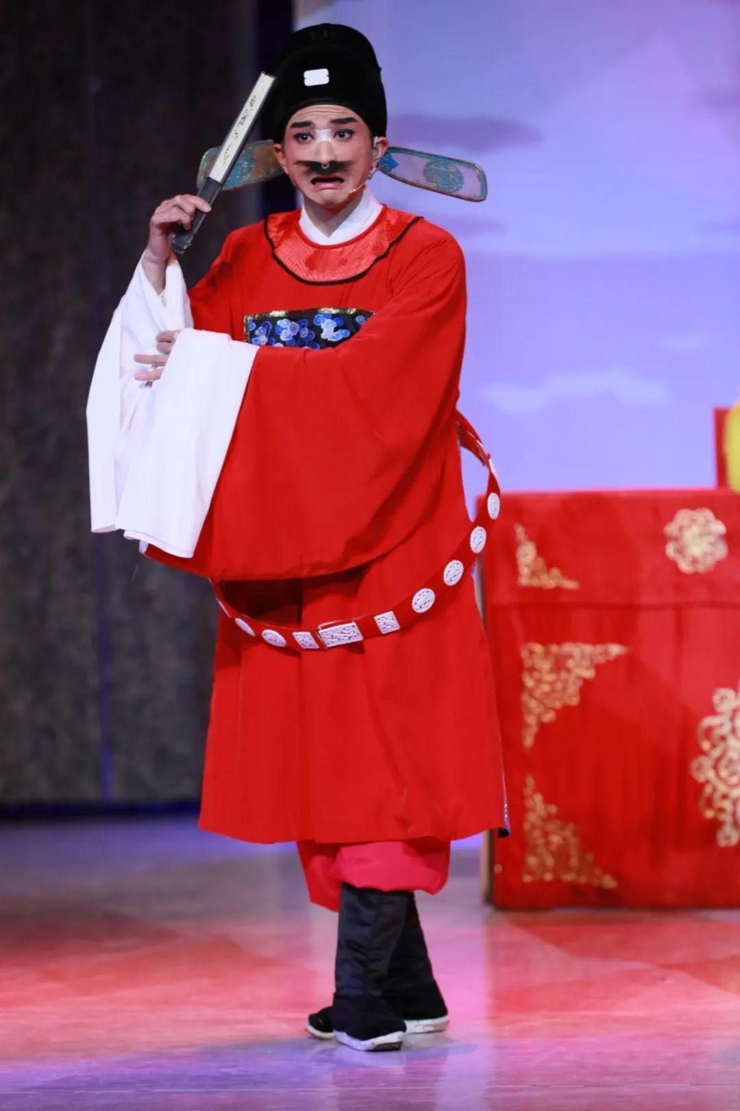 周海峰嗓音独具风格,表演风趣生动.