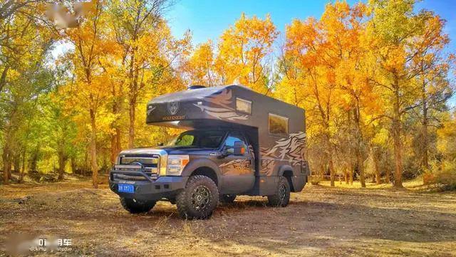 福特f系皮卡底盘打造,整车碳纤维舱体,硬派狼骑士越野房车实拍