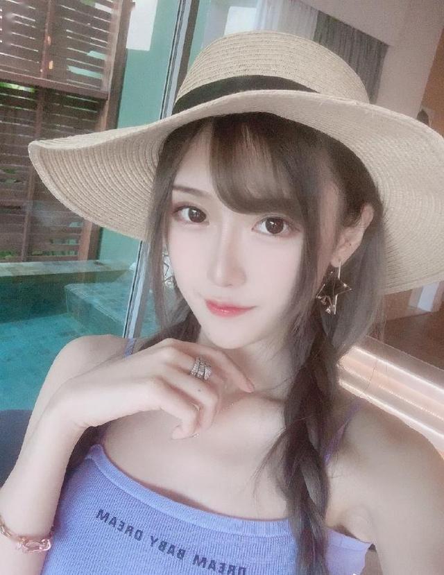 腐团儿十八岁时有多美?白衬衫掩不住好身材,清纯模样令人心动!