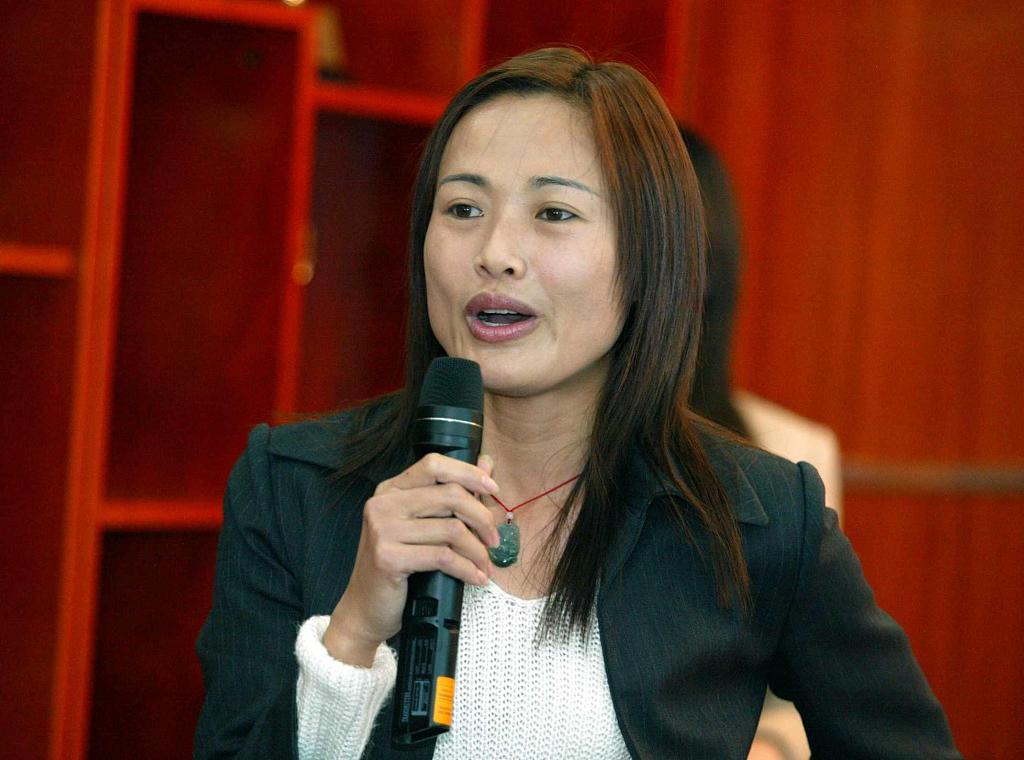 前中国女足国脚韦海英.找到了7号床,乘客给放在行李架上.