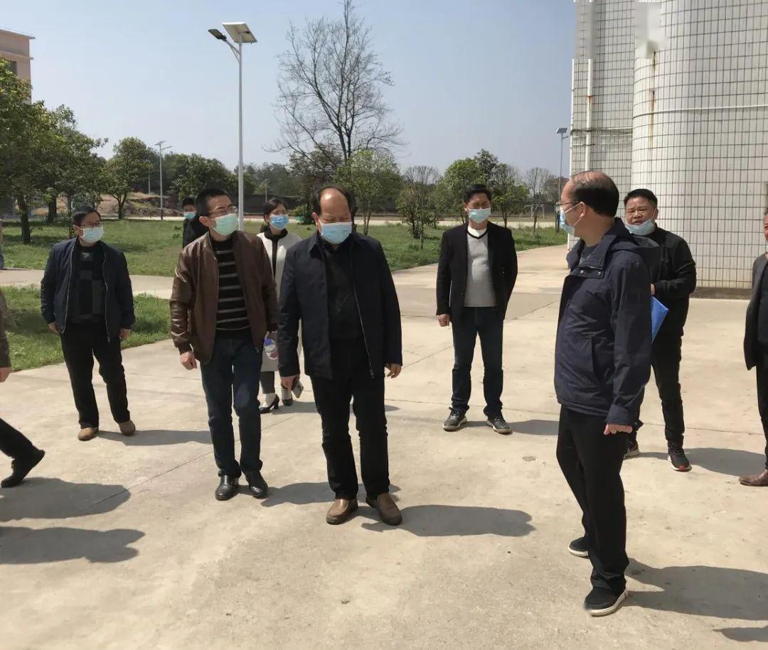 弋阳县副县长丁立明莅临圭峰中学督查九年级开学工作
