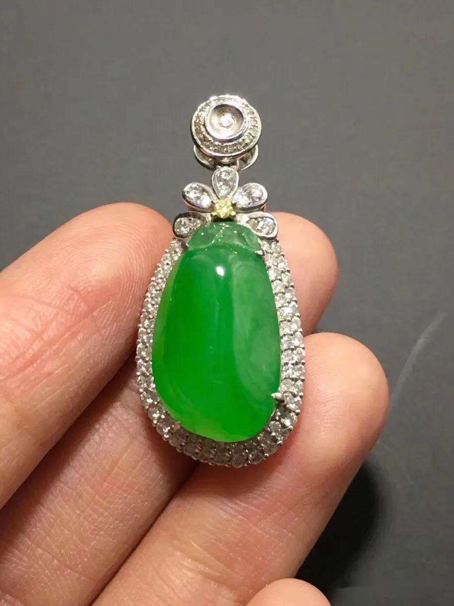 翡翠欣赏丨冰种辣绿树叶吊坠14000元