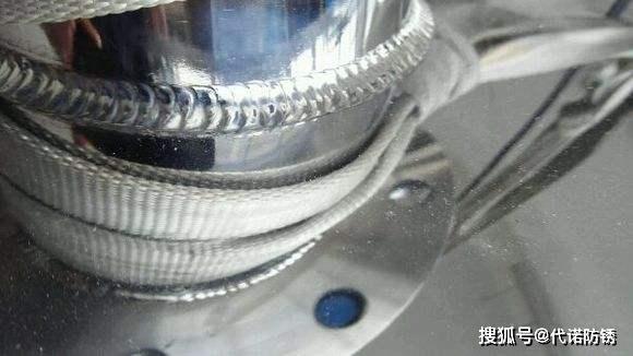 先使用dinitrolrc900锈转化剂对焊缝进行喷涂,该产品可以渗透缝隙修复