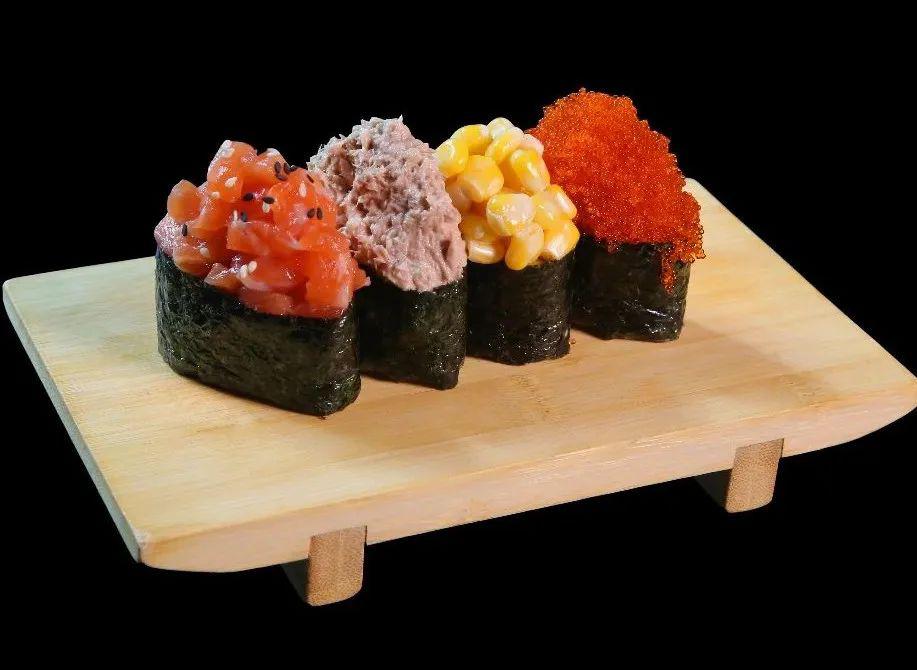 多种口味的军舰拼盘一次性给你多种满足小联最喜欢其中的蟹籽军舰吃到