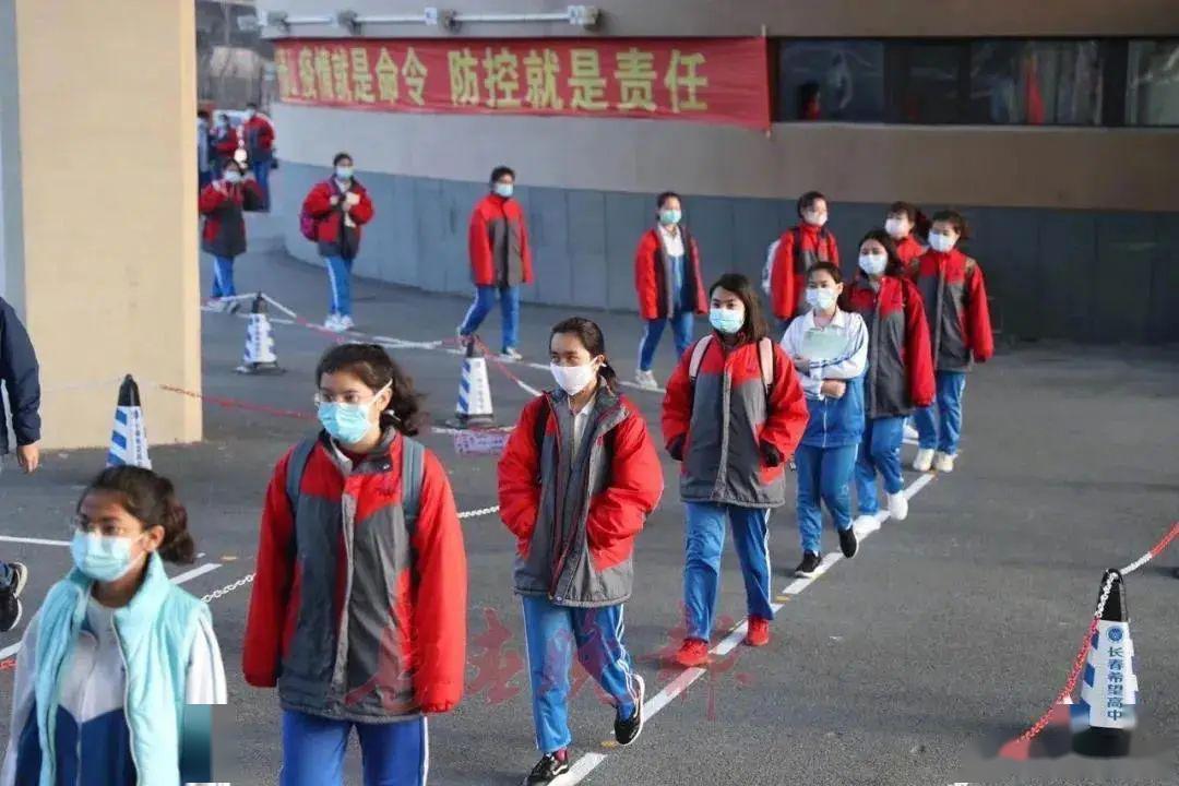 4月7日,在吉林省长春希望高中,孩子们排队进校门.来源:@长春晚报