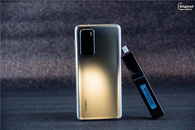 的金属银质感对于华为p40这款手机来说,无论是大小,厚度,还是外观设计