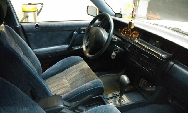 上海遇到93款白色皇冠jzs13359万公里无大修黑色沪a车牌