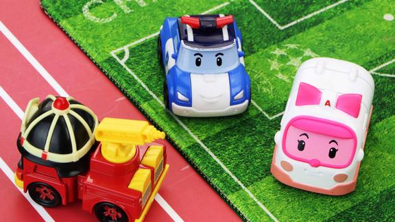 变形警车安巴为了更好的执行任务训练的非常辛苦