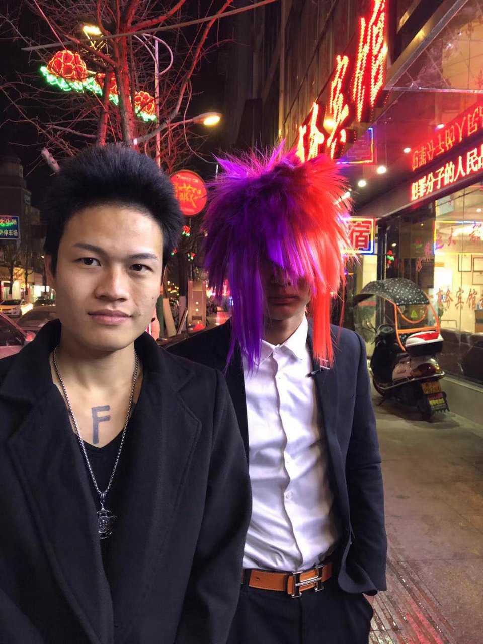 各山区与小弟合影,后背纹满自创经文,罗福兴的杀马特从未消逝