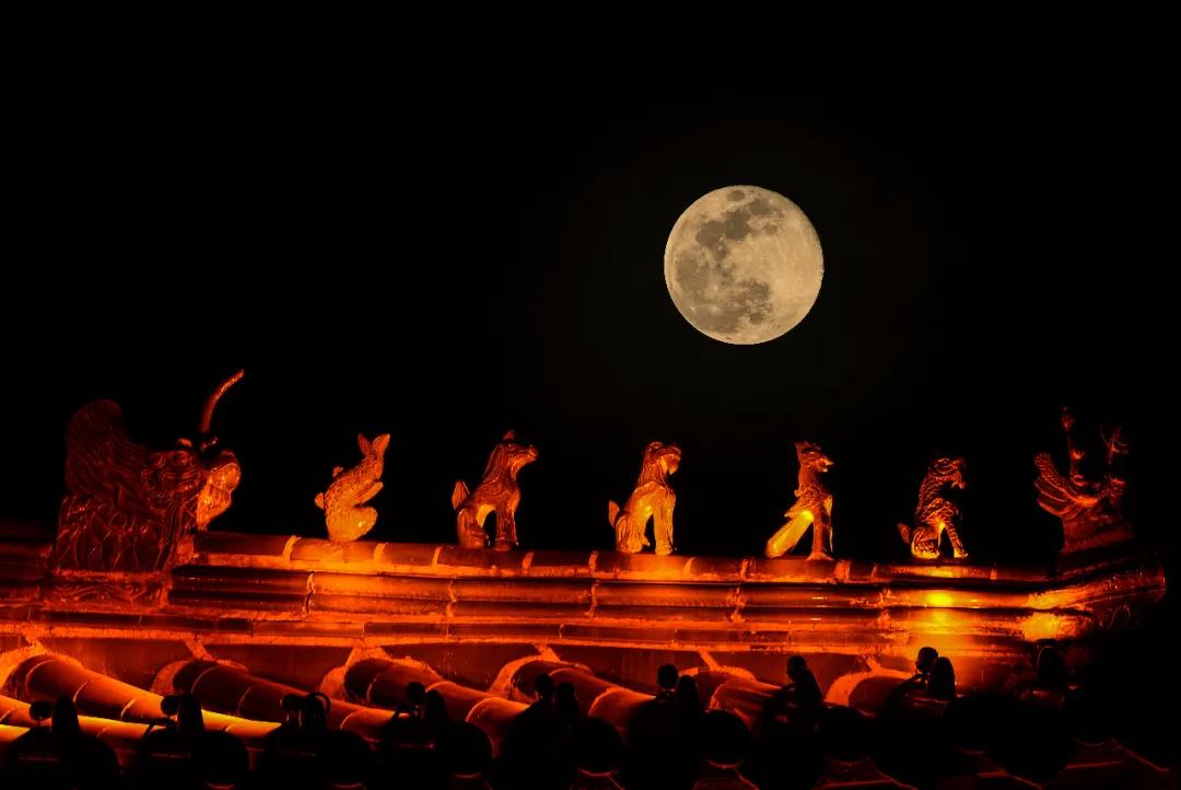 让古城更赋古韵皎洁的月光洒向古城时而掠过屋檐时而挂于柳稍圆月时而