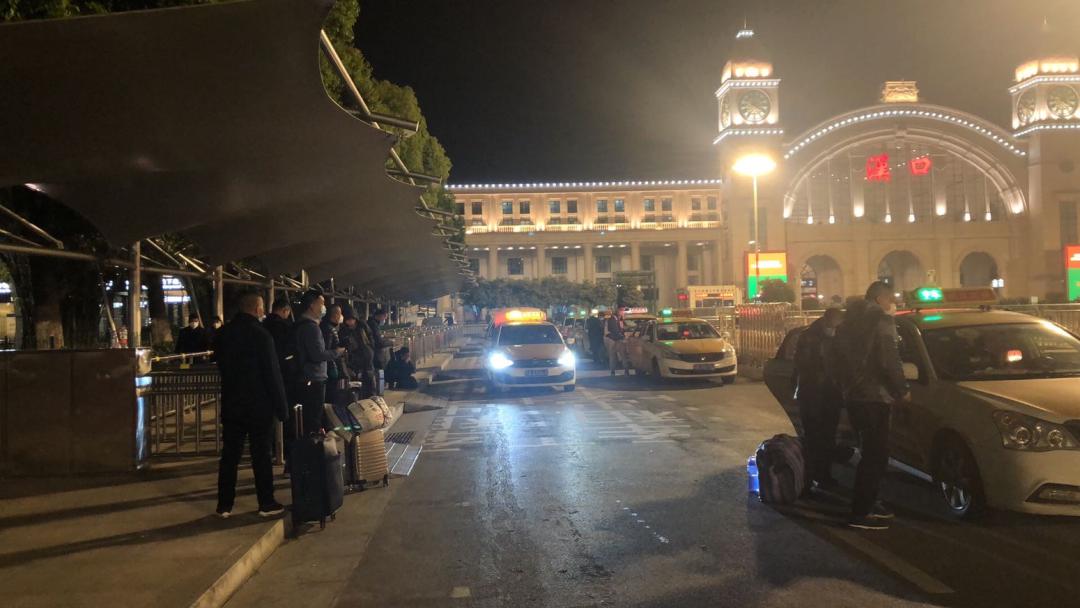 武汉"的士"恢复运营首日:"很愉快"的一次堵车