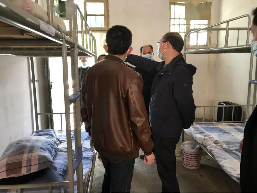 弋阳县副县长丁立明莅临圭峰中学督查九年级开学工作