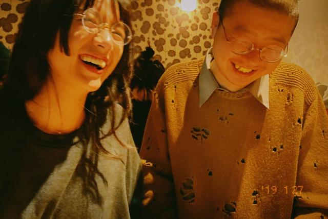 原创蛋总李诞大秀恩爱娇妻黑尾酱小蛮腰超吸睛颜高衣品佳