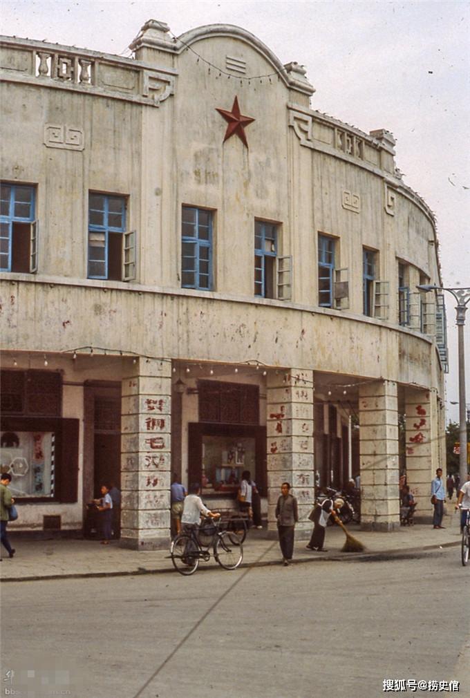 上世纪七八十年代公有制时期的广州市民住在狭窄的弄堂里