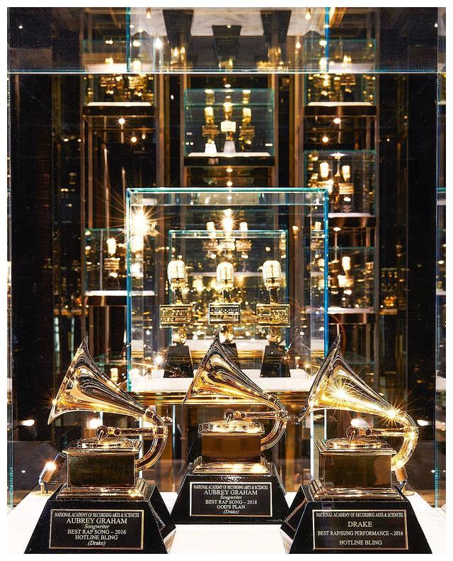 率先一览公鸭drake位于多伦多之极奢华豪宅