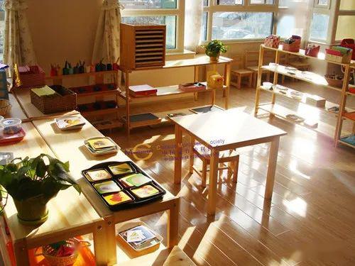 为孩子营造真实,安全,自由的学习环境,还设置有科学室,生活坊,花艺馆