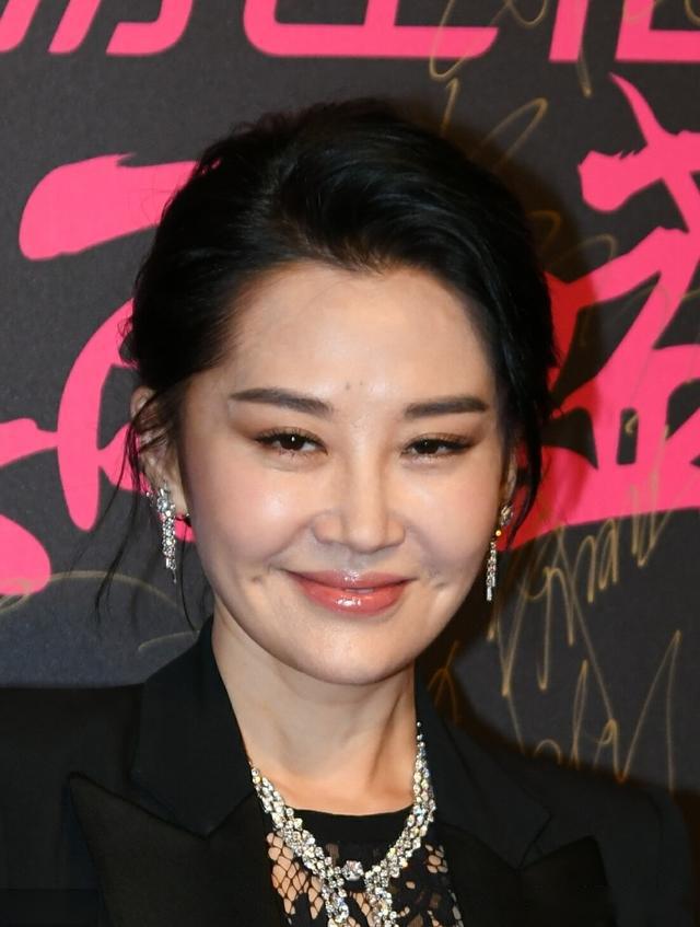 51岁许晴身着礼服明艳动人高颜值真是遮不住