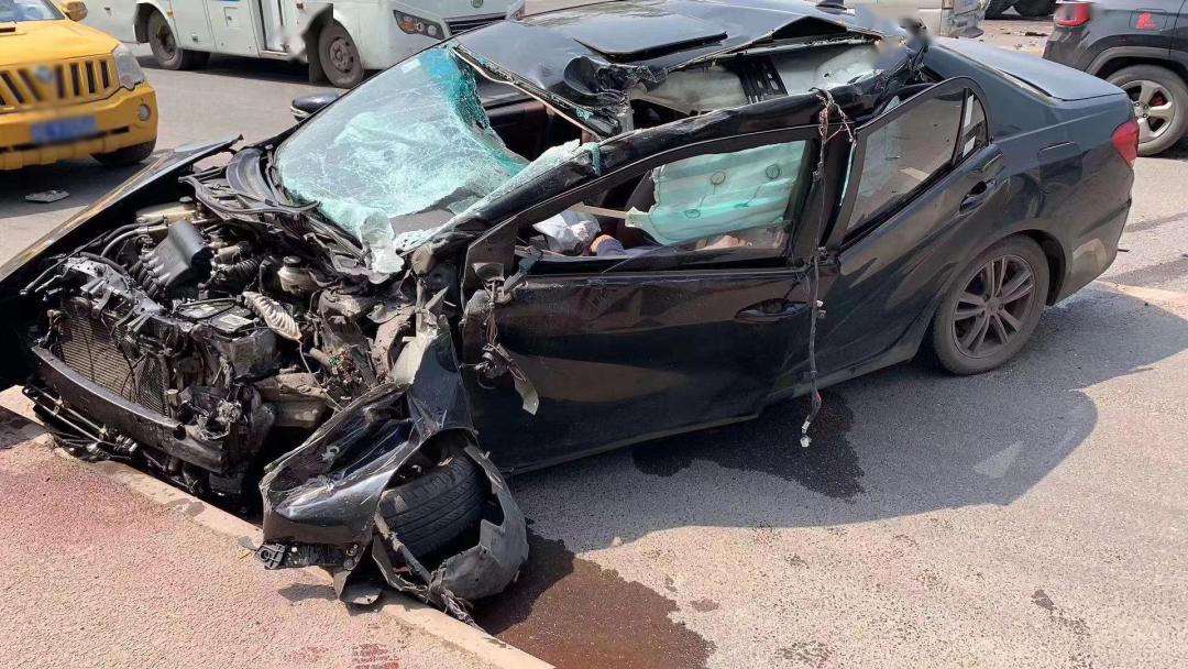 突发泸州安宁大道发生严重车祸车头撞得稀巴烂现场画面曝光