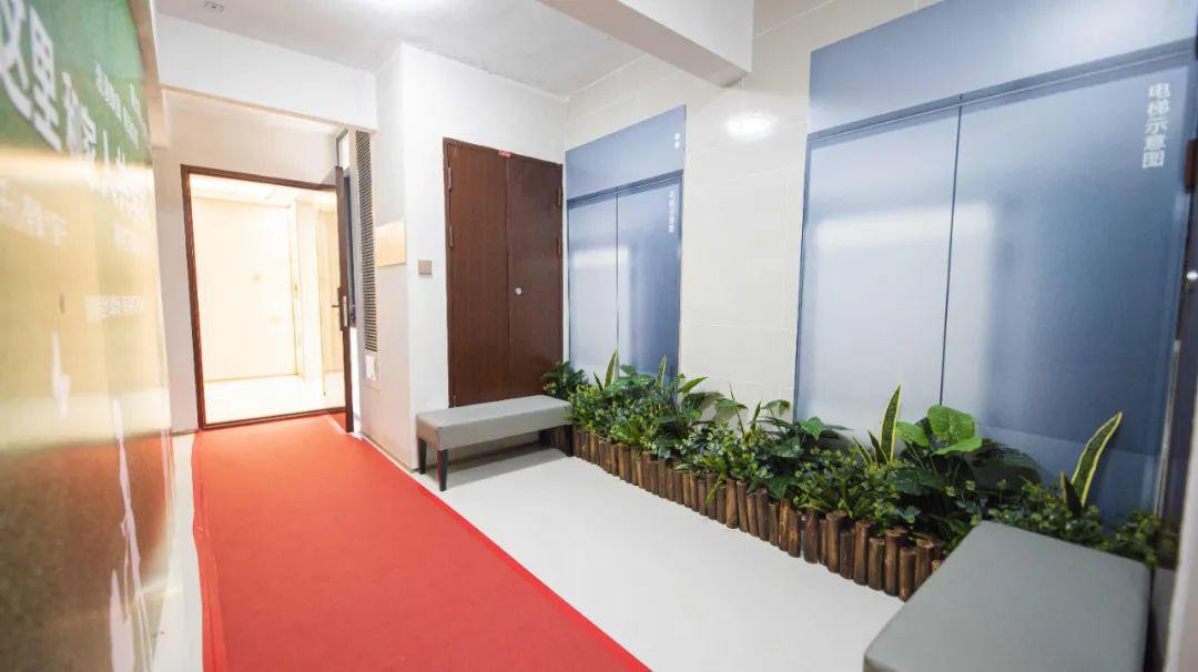 去实地样板房的路上,你要经过入户大堂,电梯间,楼梯间,邻居家