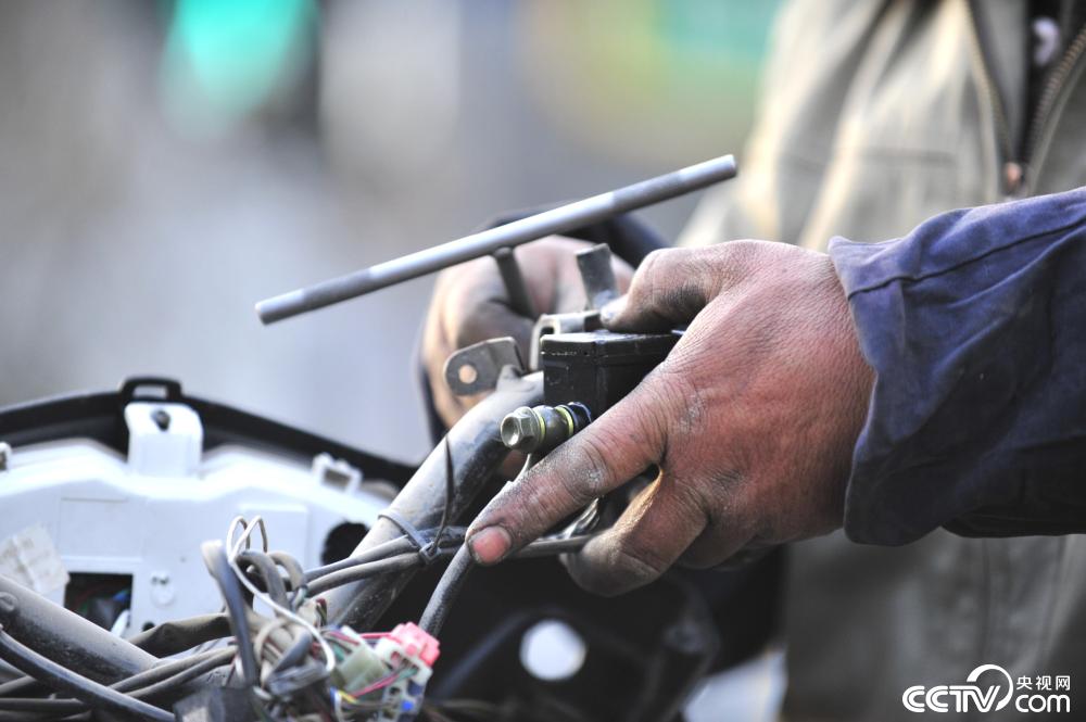修车匠老邓的幸福坚守