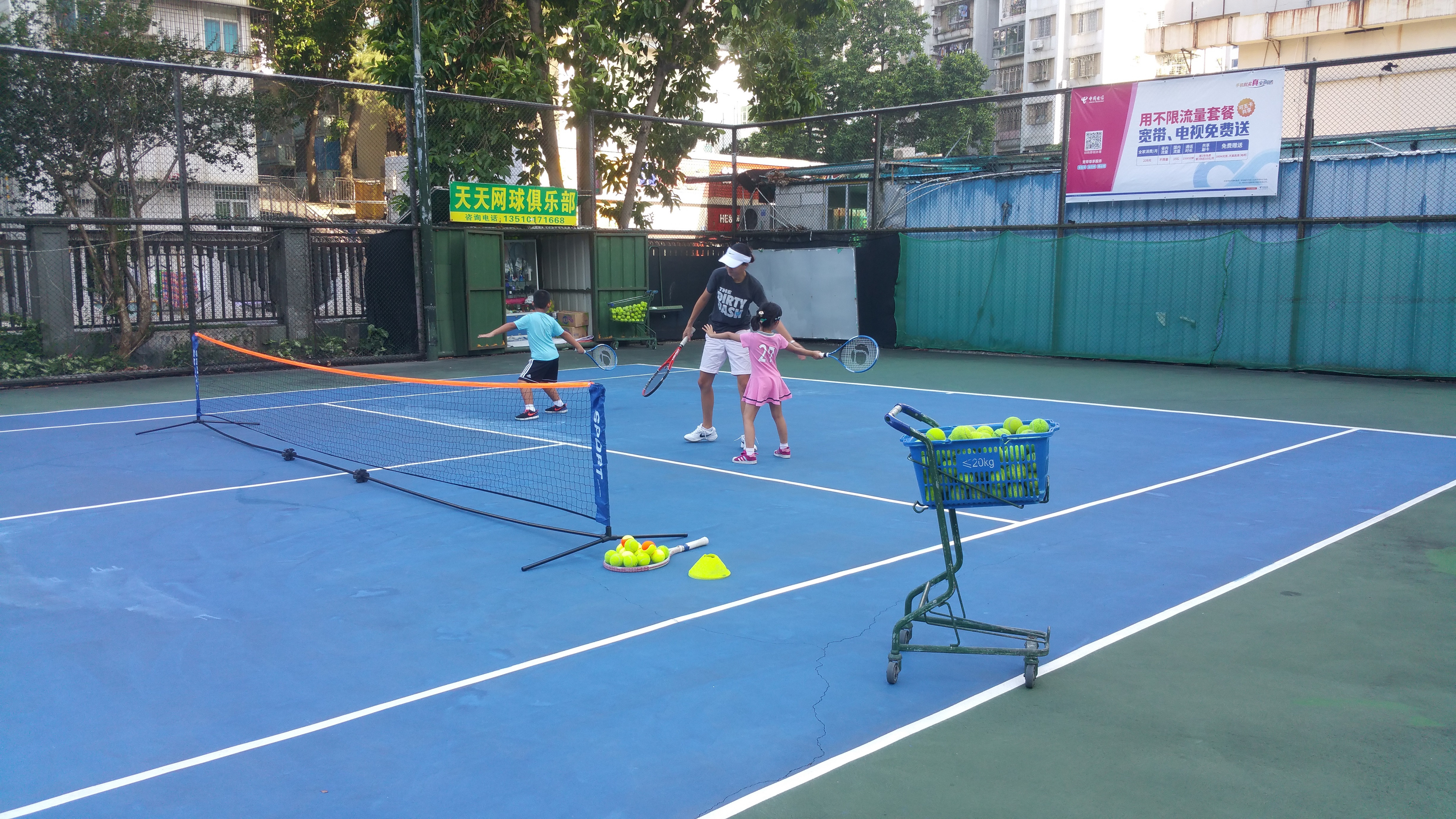 深圳网球打网球锻炼身体网球让生命焕发无限光彩让自己生活更丰富多彩