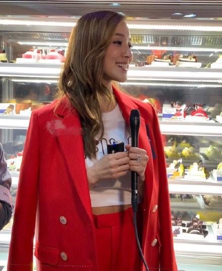 港姐陈凯琳产后急复出挣奶粉钱,秀小蛮腰很丰满成最美辣妈