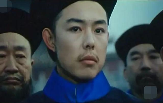 《垂帘听政》,并邀请了当时的影坛新人梁家辉,出演片中的咸丰皇帝一