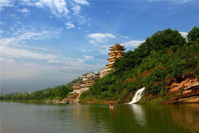 来凤,周为巴子国五溪地,春秋战国属楚国巫郡,秦时属黔中郡,汉属武陵郡