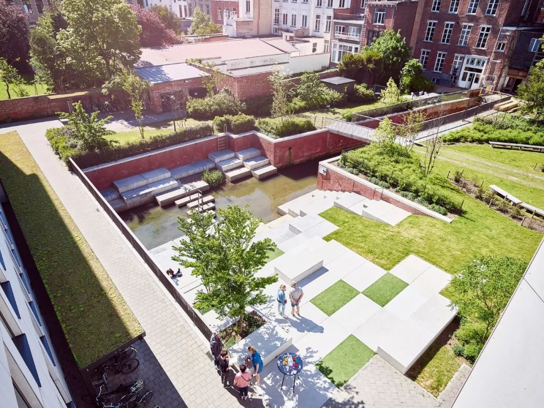 方形的树池设计整齐划一,树阵广场整体给人感觉简洁,大气,景观泊挝