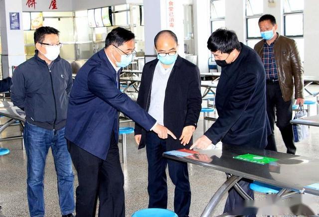 张涧郑国珍到金寨一中检查指导高三年级学生返校复学工作