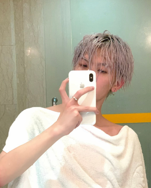 七鹤大人自拍让女粉粉疯狂,入镜照仅有一条毛巾,毫无违和感!_网友