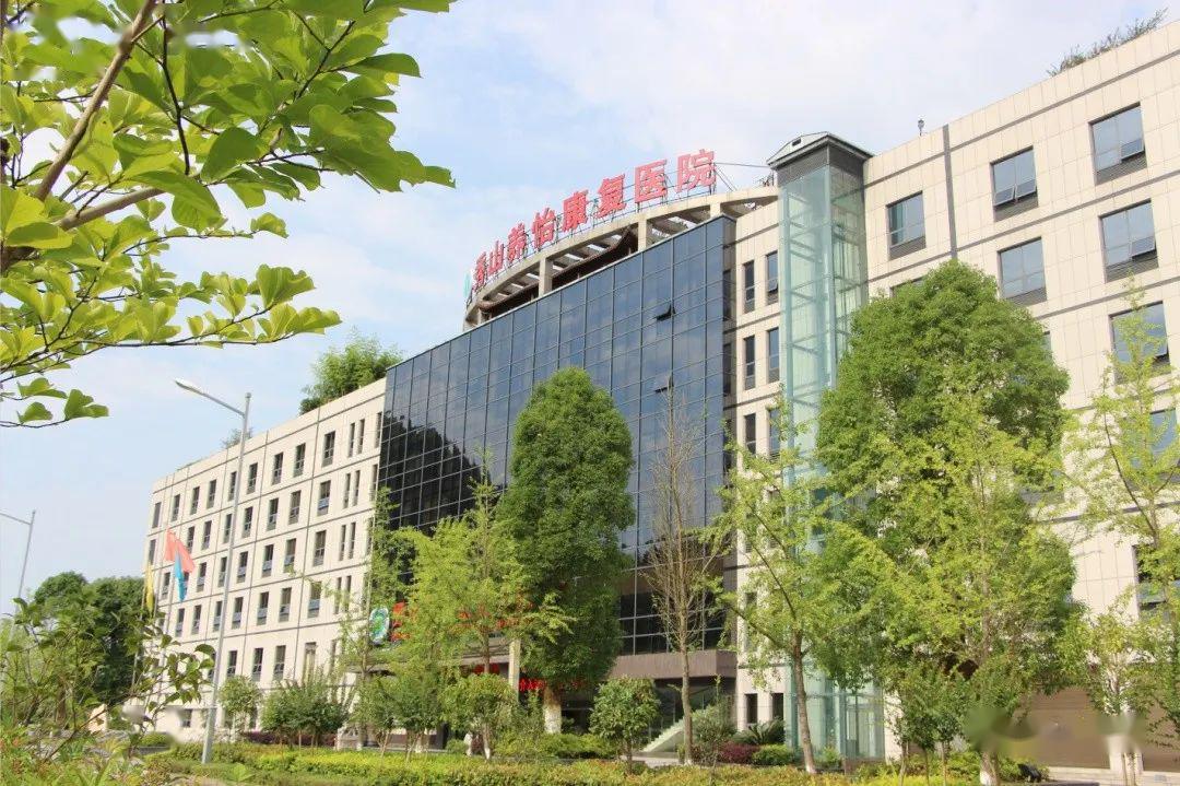 亚西酒店站→花灯美食街站→杨梅塘站→山脚岩站→康复医院站→凤凰山