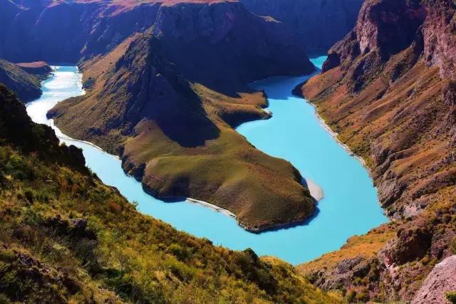 崖岸陡峭形成了壶口瀑布九曲十八弯,鳄鱼湾等自然景观哈萨克民俗文化