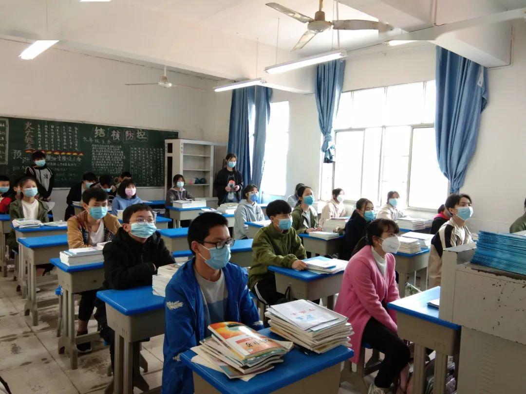 学生们认真学习防疫知识午餐华龙初级中学,保持距离有序运餐高坪小学