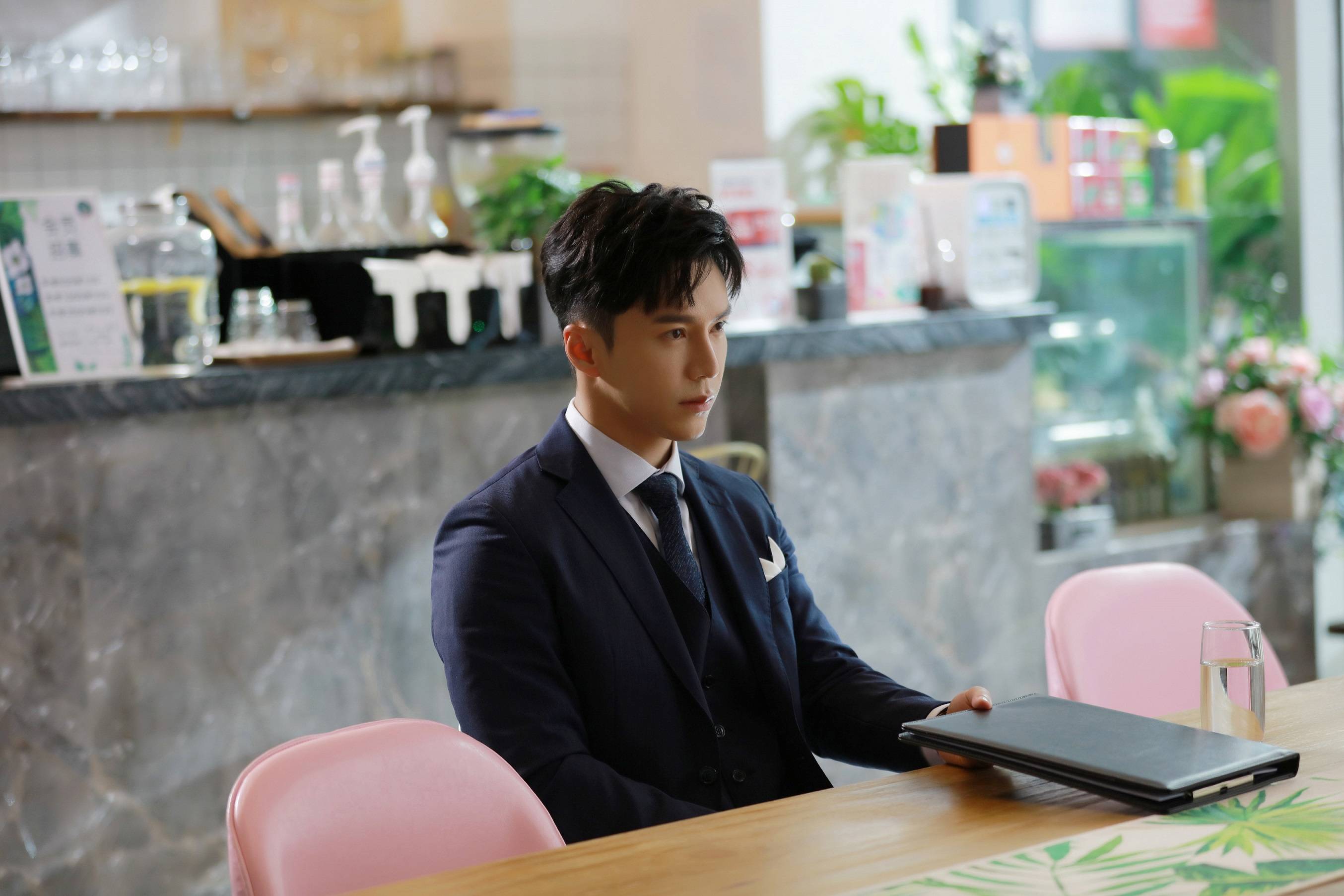 王冠逸《楼下女友请签收》成新晋男神 花式吻戏撩气十足_叶非墨