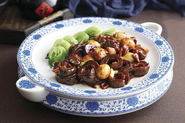 济南这家餐厅传承传统山东菜烹饪葱烧海参有绝招