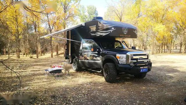 福特f系皮卡底盘打造,整车碳纤维舱体,硬派狼骑士越野房车实拍
