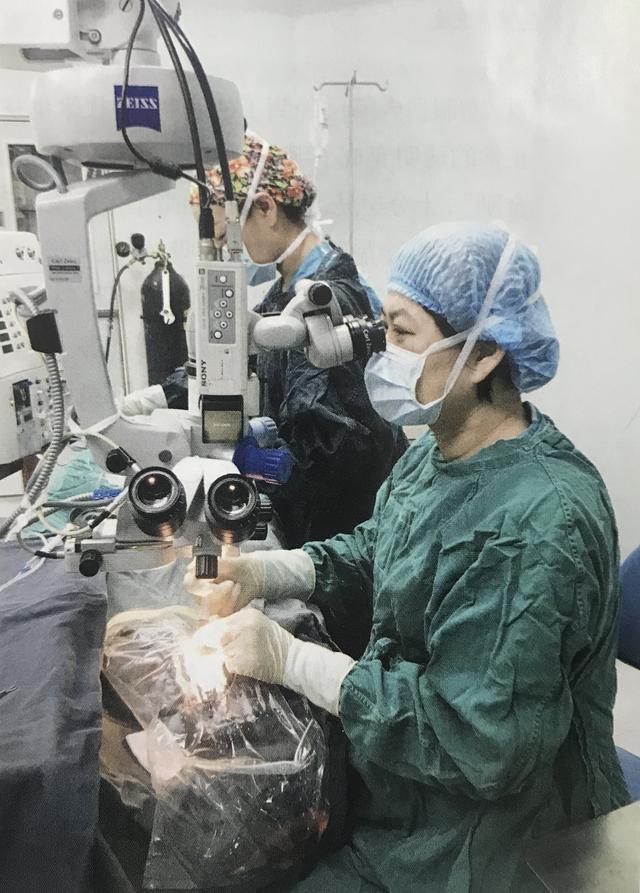 秦虹:心灵窗户上的天使_手术