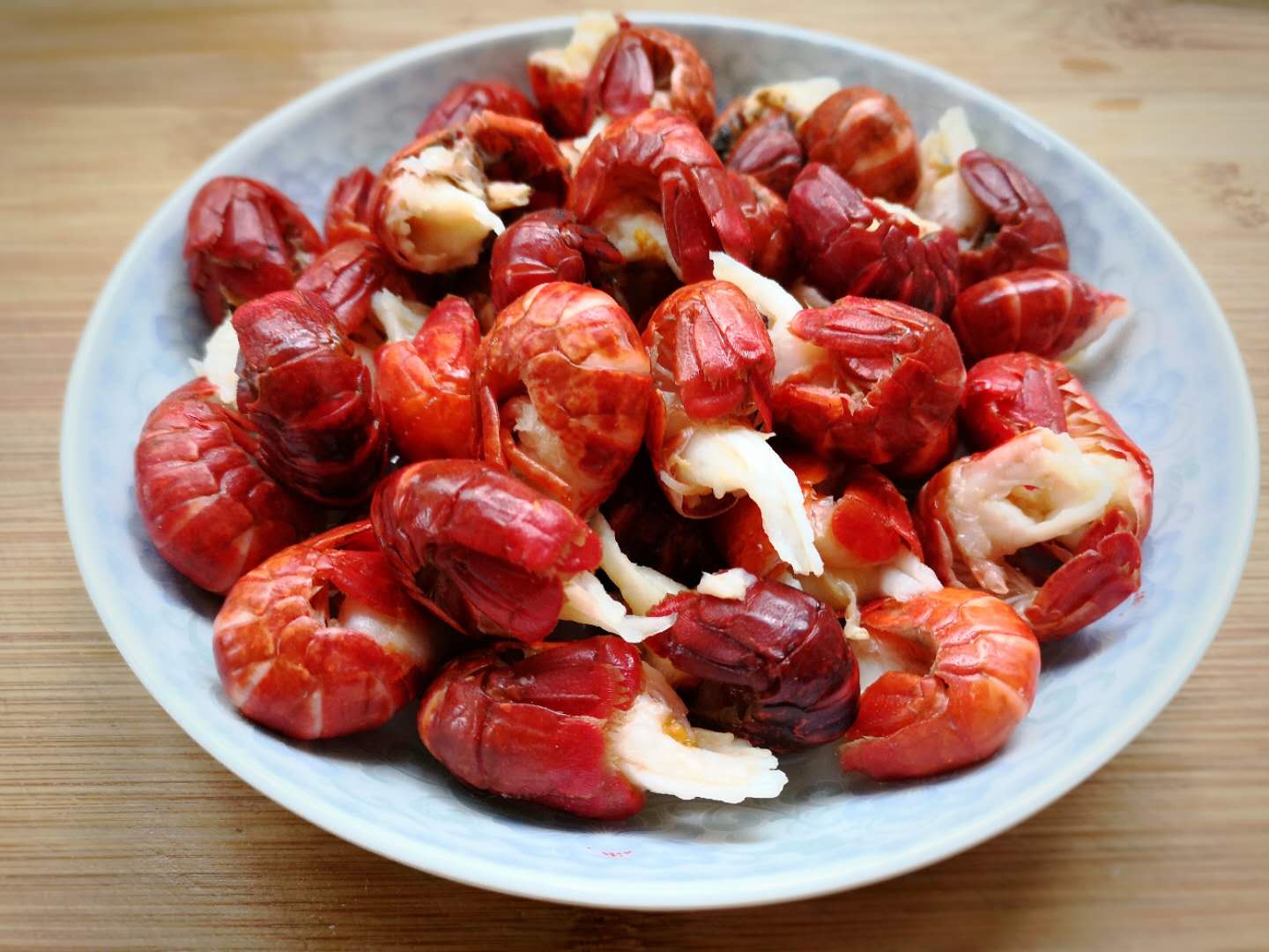 2,虾尾在开水里加少许料酒,焯5分钟左右,捞出凉水冲洗.