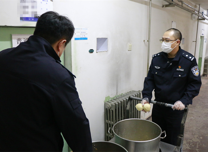 看守所民警"轻装上阵"战"疫"情