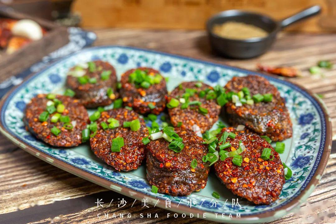 糯米和上新鲜的猪血灌进肠衣,熟制后切片炸香脆就成了美味的血粑.