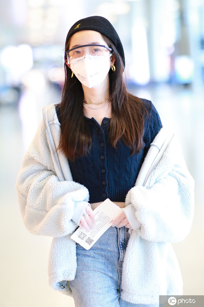 蒋梦婕超酷装扮现身机场皮肤白到发光