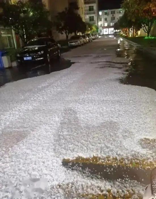 来势汹汹陕西商洛遭到冰雹袭击多民群众被困路上