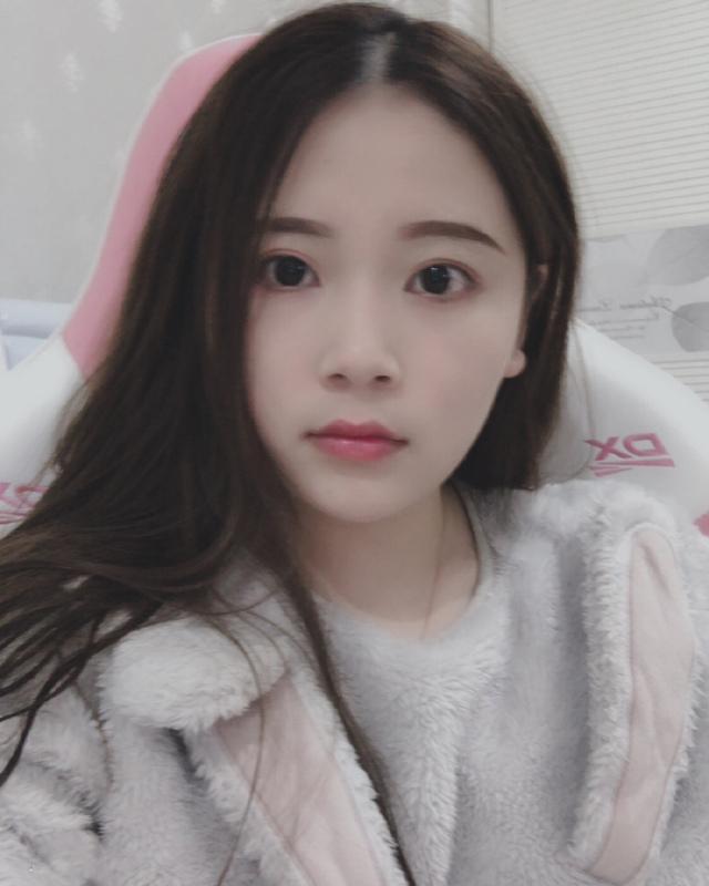 lol酥酥发文称其拉肚子难受网友快把翔捡起来可以回血的