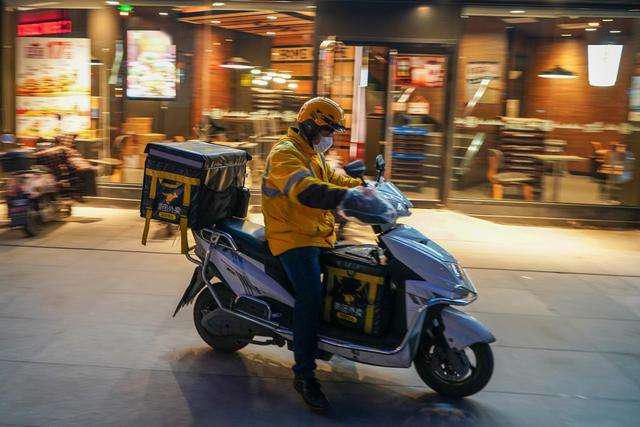 外卖订单骤减包裹透露消费降级复工之后快递骑手打响疫情突围战