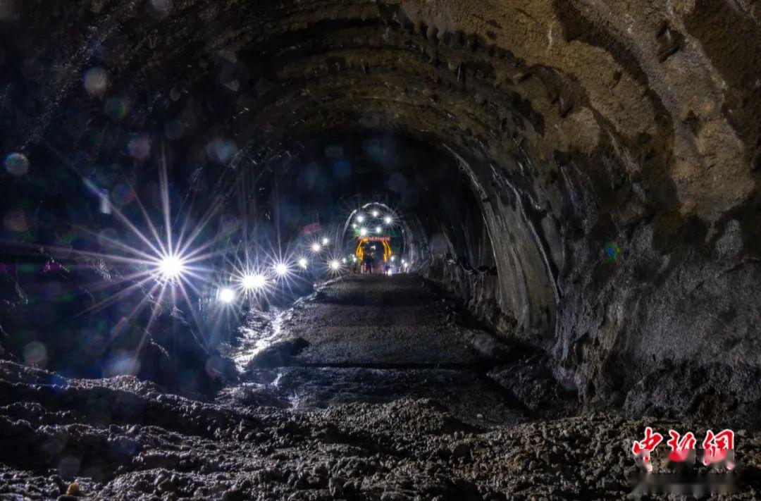 何蓬磊 摄拉林铁路全线重点控制工程——桑珠岭隧道内,技术负责人通过