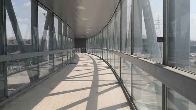 机场路上建成观光廊道式过街天桥,美观,跨度大,钢架