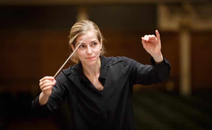 947乐讯 | 女指挥卡聂拉琪斯被任命为伦敦爱乐首席客座指挥,她从小