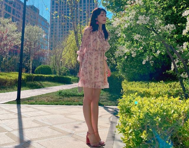 她是《陈情令》女主之一,美照被曝光,穿"桃花裙"展示人比花娇_宣璐